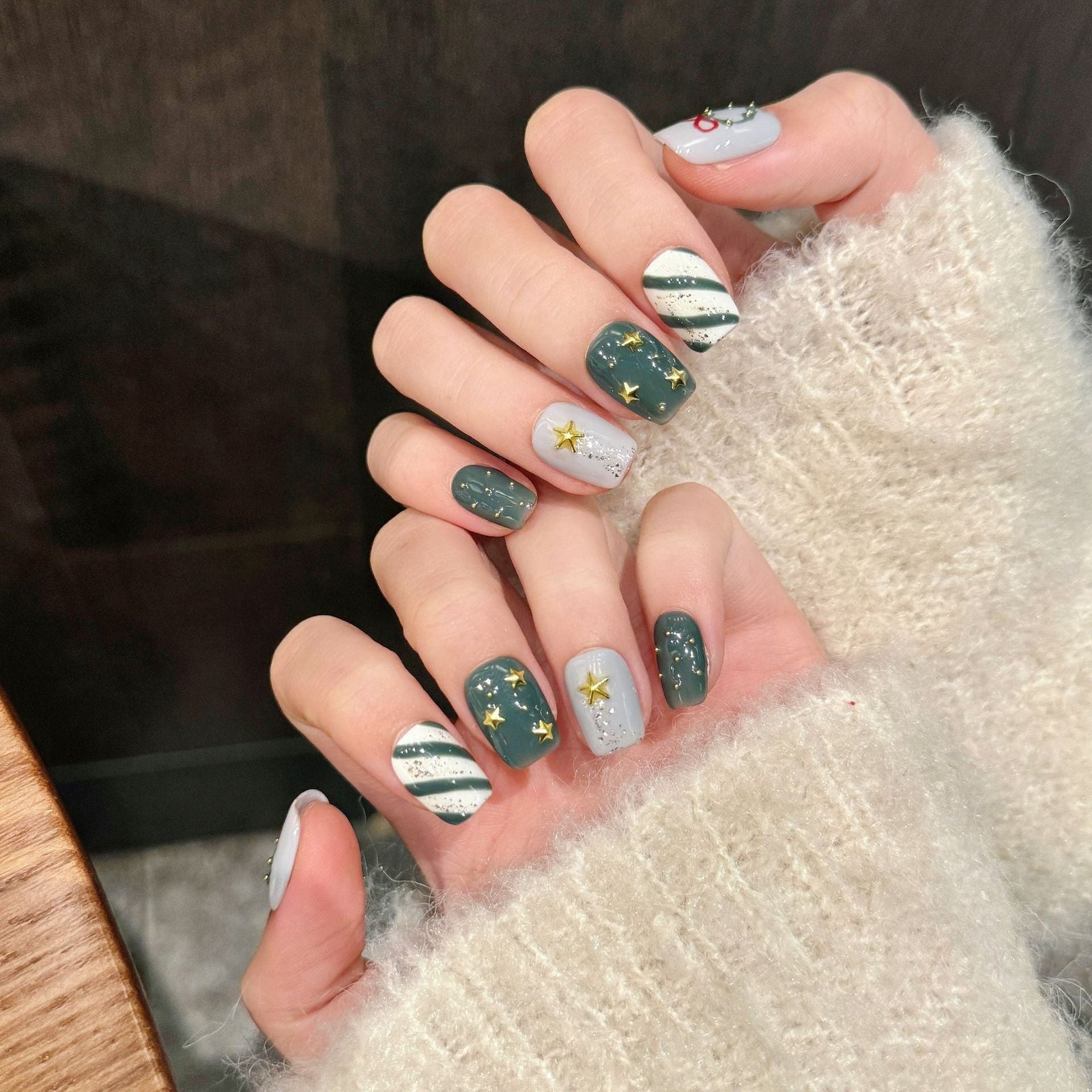 Christmas Wreath & Star Press‑On Nails – Green and Gray Glitter Design