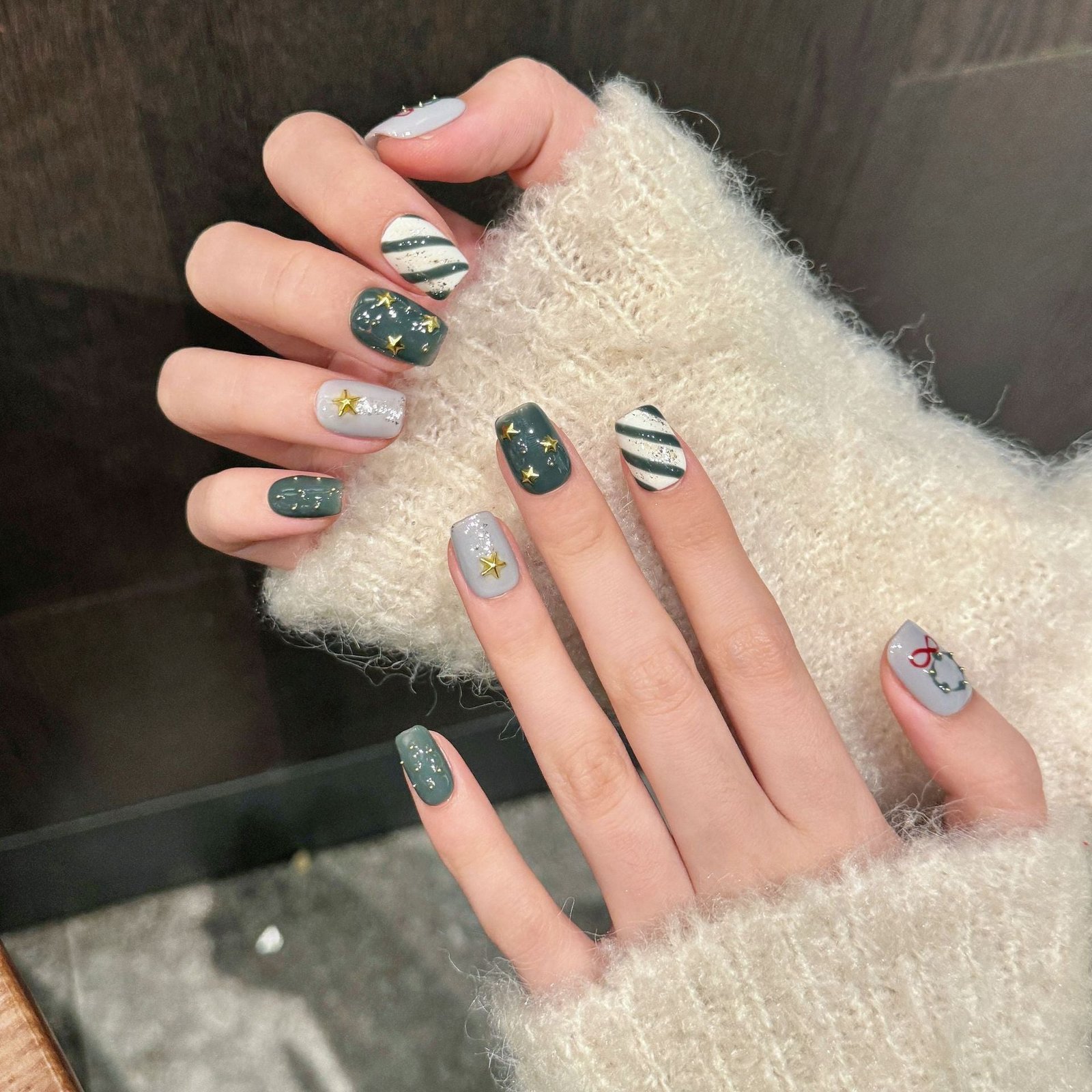 Christmas Wreath & Star Press‑On Nails – Green and Gray Glitter Design – Image 3