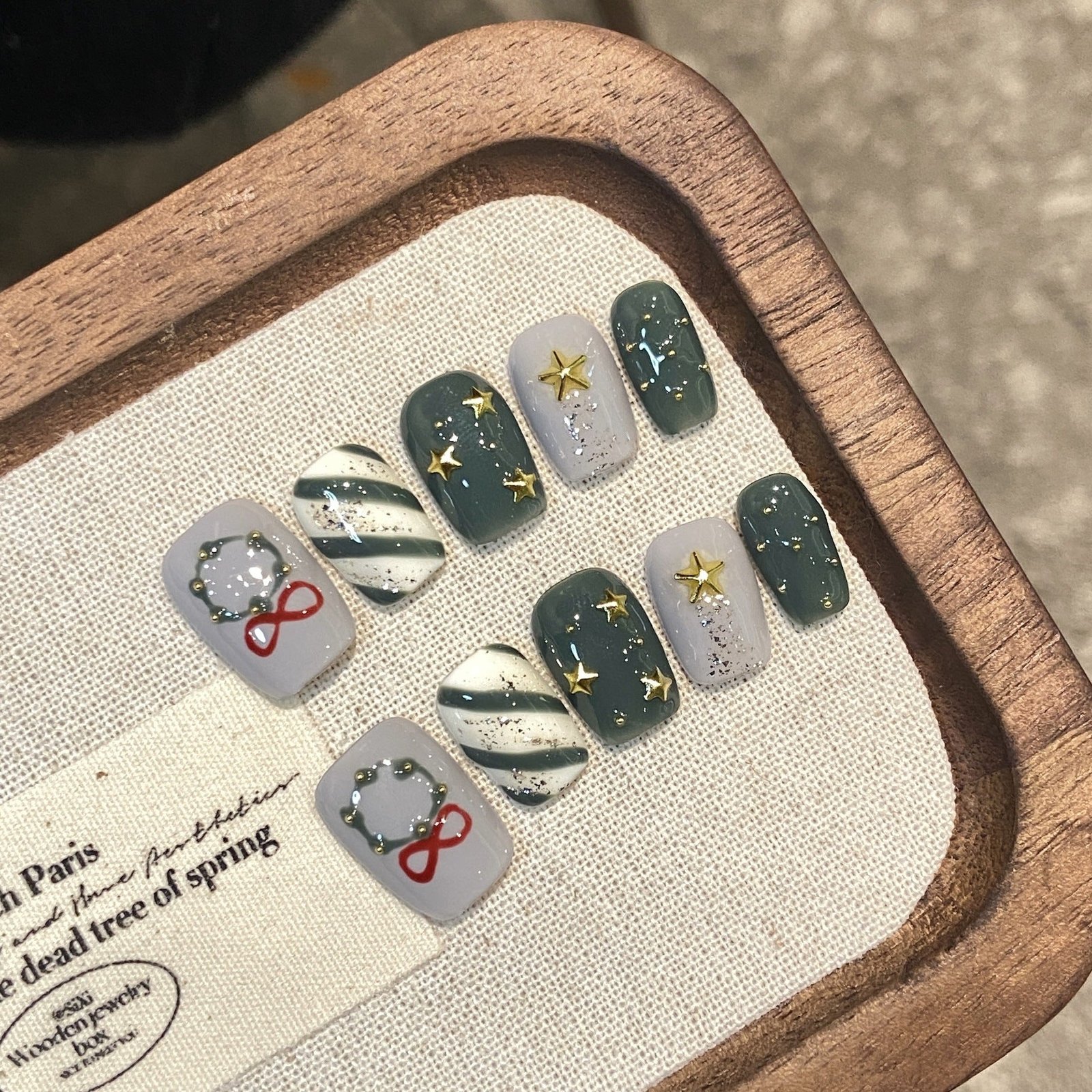 Christmas Wreath & Star Press‑On Nails – Green and Gray Glitter Design - Image 6
